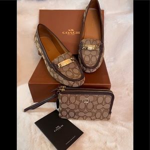 BUNDLE COACH SZ 9 “OLIVE” SIG C LOAFERS & WRISTLET